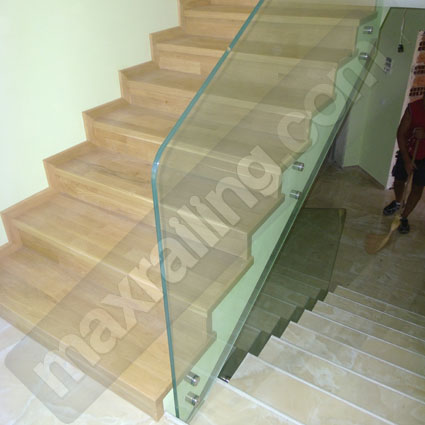 Стъклен парапет